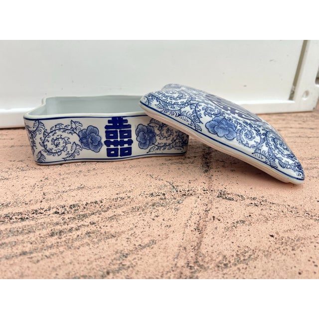 Late 20th Century Chinoiserie Vintage Blue & White Lidded Box For Sale - Image 4 of 4