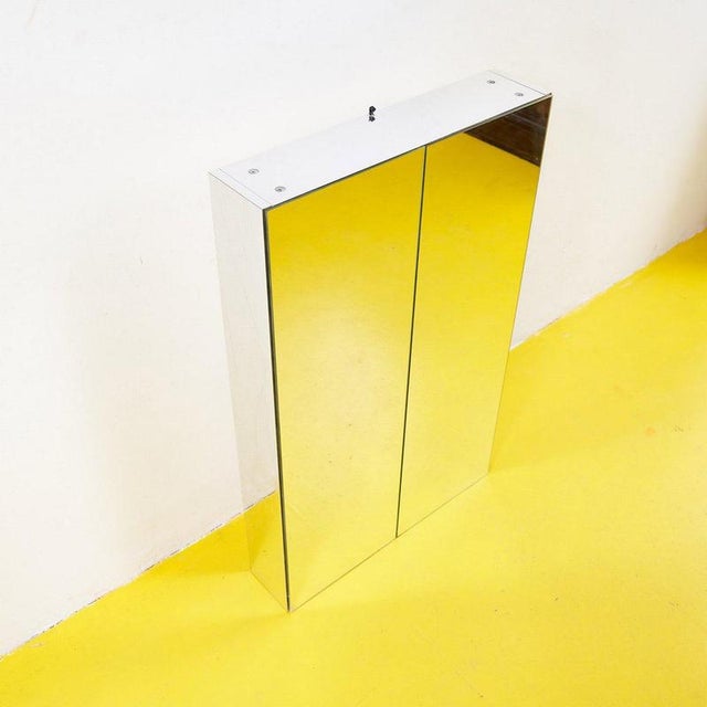 A unique design piece with this bathroom mirror, a true symbol of elegance and functionality. Crafted with a mirrored...