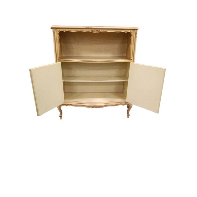 Venetian 2-Door Cabinet, 1950s, in Good conditions. Designed 1950 to 1959