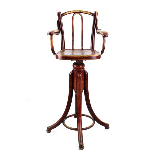 The seat can be raised using a metal spindle up to a seat height of 90cm, resulting in a total height of 121cm. This piece...