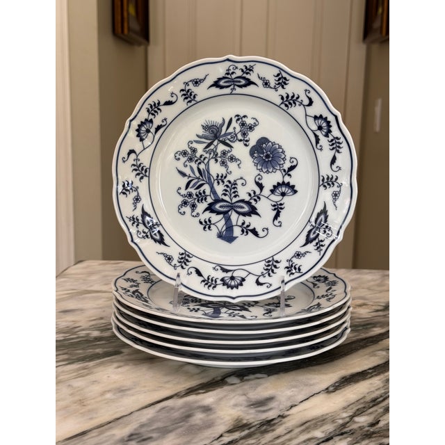 Val's Dollhouse is proud to present a set of 6 salad plates in the classic and beloved Blue Danube pattern. Order includes...