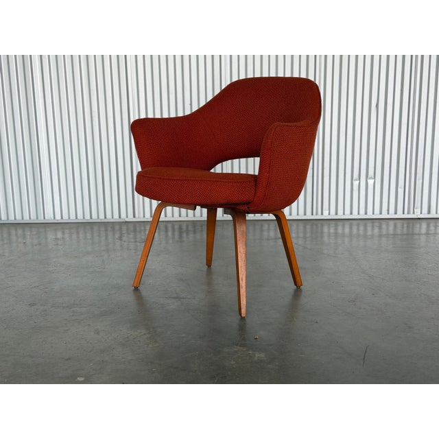 Mid-Century Modern 1950s Eero Saarinen for Knoll Executive Armchair With Wood Legs - All Original - Red For Sale - Image 3 of 8