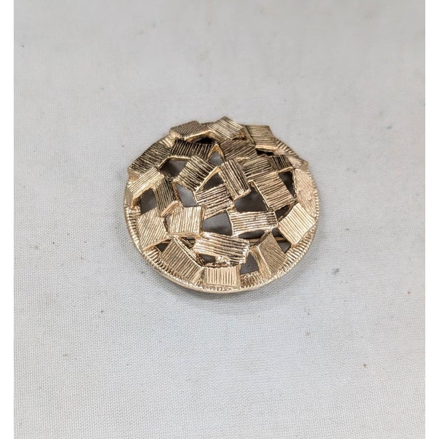 Mid-Century Modern Vintage 1970s Signed Napier Modernist Goldtone Round Brooch For Sale - Image 3 of 6
