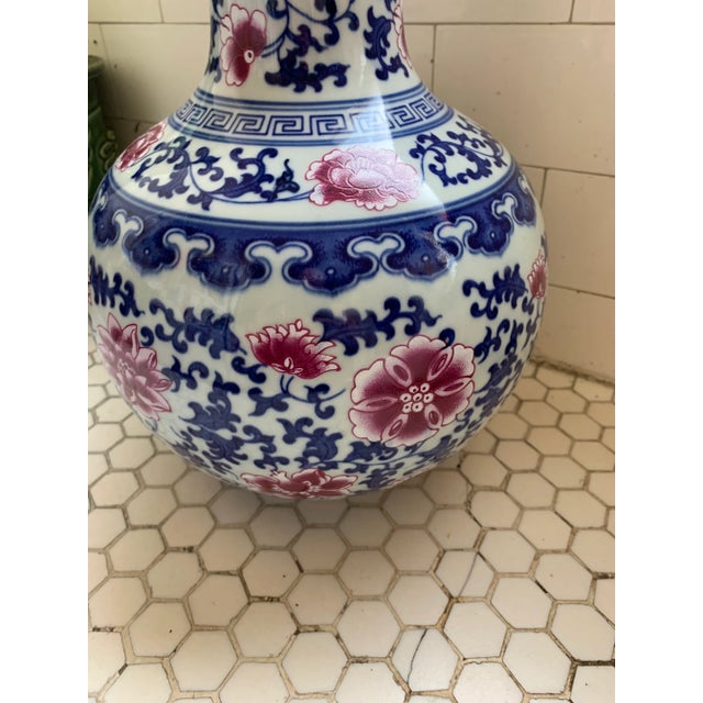 Chinese Blue & White Traditional Porcelain Chinos Vase Pink Flowers For Sale - Image 4 of 12