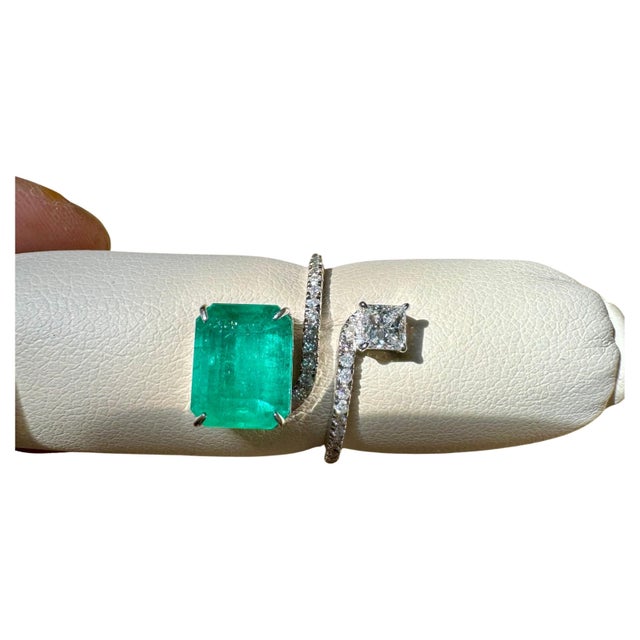 3.11 Ct Emerald Cut Emerald & 0.49 Ct Diamond Bypass Ring in 18 Kt Gold Size 6 For Sale - Image 17 of 18