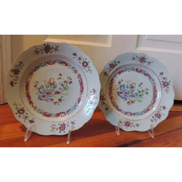 18th Century Chinese Export Porcelain Famille Rose European Subject Flower Seller Plates - A Pair For Sale - Image 4 of 11