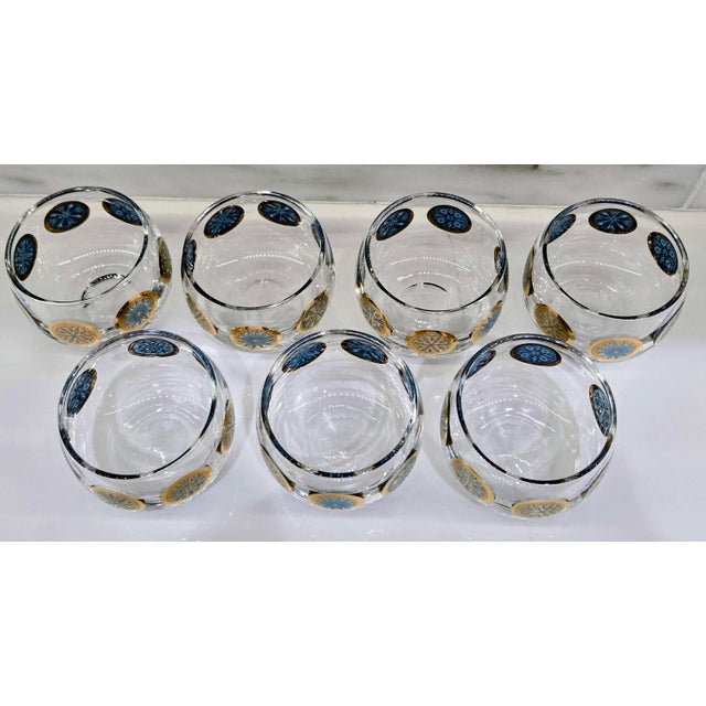 Transparent Mid 20th Century Mid-Century Modern Turquoise & Gold Medallion Roly Poly Cocktail Glasses, Attributed to Culver – Set of 7 For Sale - Image 8 of 8
