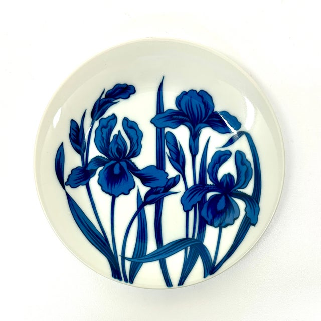 Graphic Floral Blue & White Wall Plate Curation - Group of 9 For Sale - Image 9 of 12