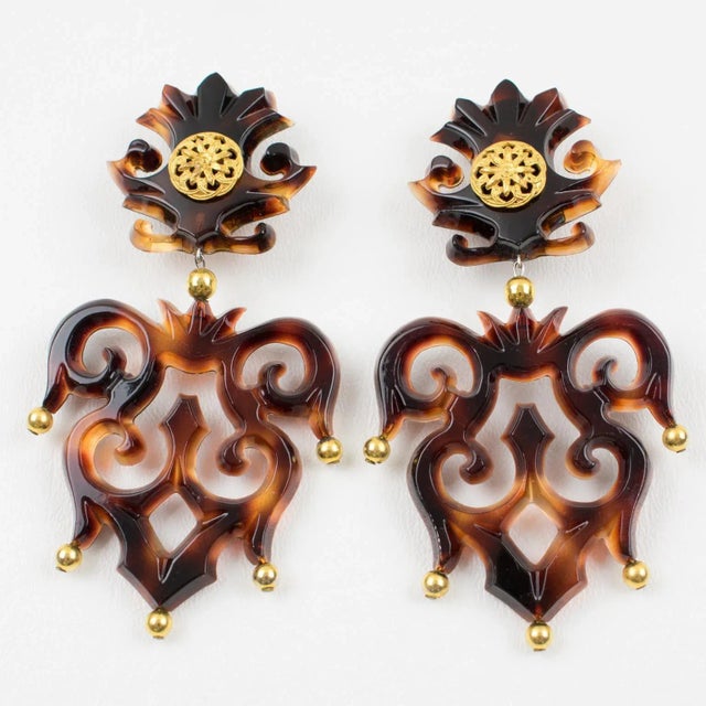 Contemporary Isabel Canovas Oversized Tortoise Resin Dangle Pair of Clip Earrings For Sale - Image 3 of 6