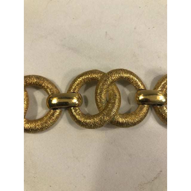 1970s Crown Trifari Textured Gold Link Bracelet For Sale - Image 9 of 14