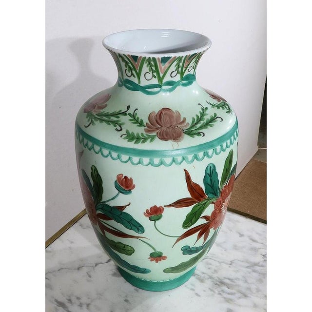 Vase with generous belly and flared mouth, carrying the mark of Limoges porcelains on the bottom. It is decorated with...