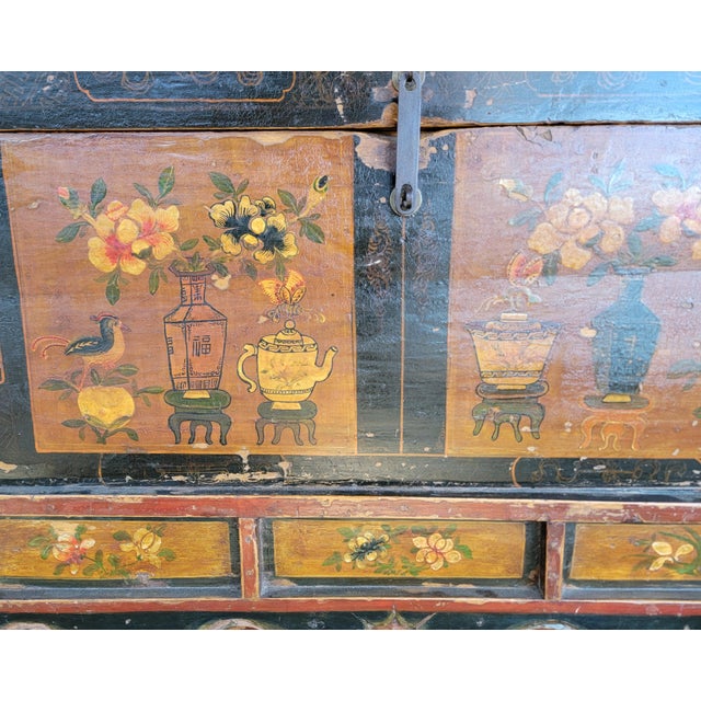 Antique Painted Chinese Trunk 19th Century For Sale - Image 4 of 17