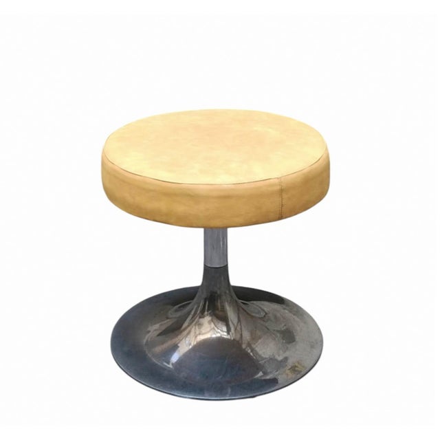 An iconic vintage stool with a Space Age design, characterised by its classic tulip-style base and circular upholstered...