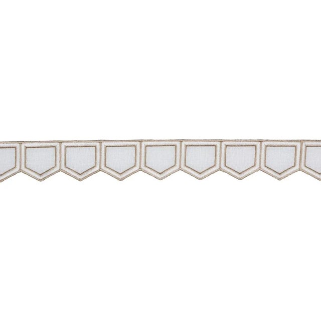 The angular scalloped shape of Honeycomb Tape brings a unique edge to this trim designed by David Kaihoi. The fine linen...