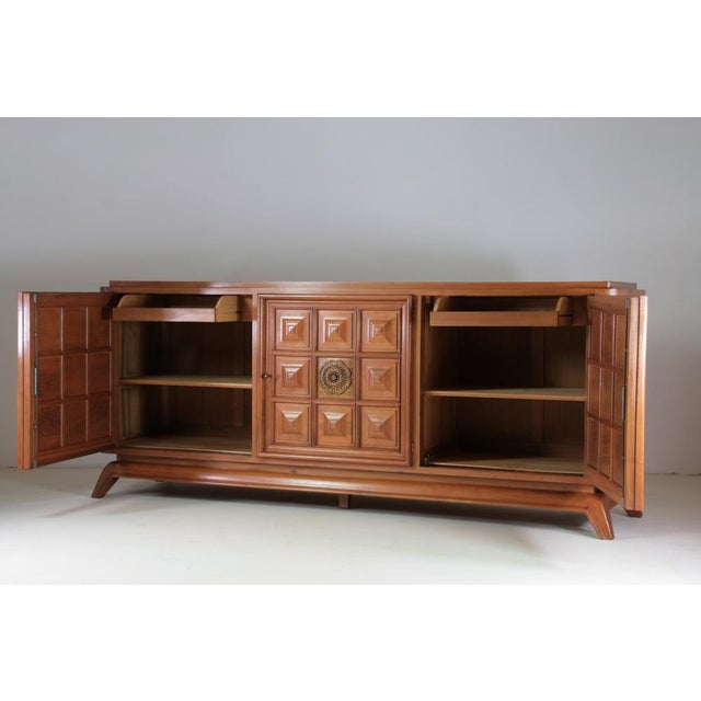 This sideboard, a typical example of French Art Deco from the 1940s, combines elegance and functionality in a timeless...