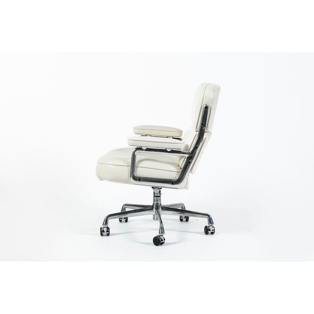 Herman Miller Herman Miller Eames Time Life Lobby White Leather Office Chair 2021 For Sale - Image 4 of 15