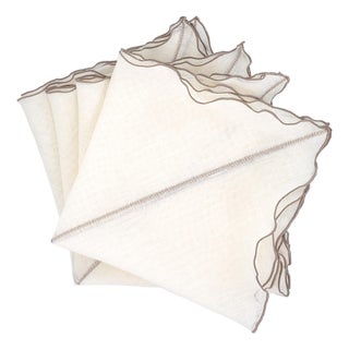 Milano Linen Napkins With Khaki Ruffled Edges, Set of 4 For Sale