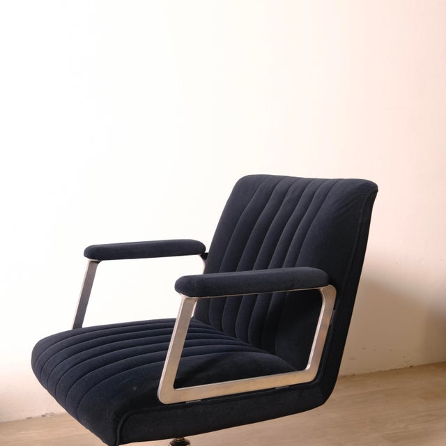 Swivel Desk Chairs in Blue Velvet in the style of Osvaldo Borsani, 1970s, Set of 2 For Sale - Image 4 of 18