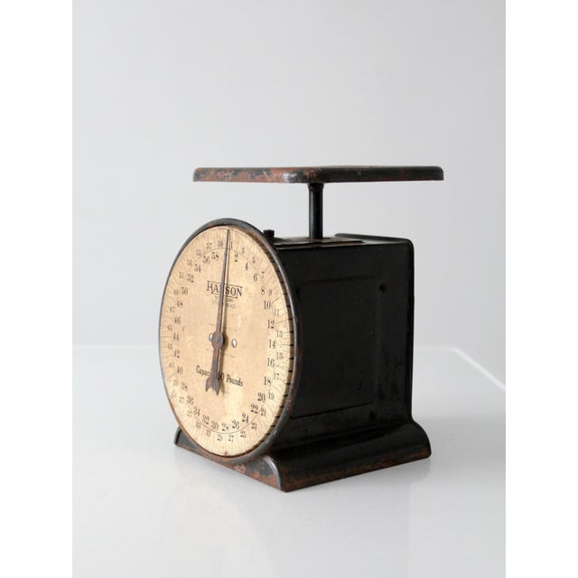 Antique Hanson kitchen scale from Chicago, dating to the late 1940s to 1950s. The metal body and softly aged dial offer a...