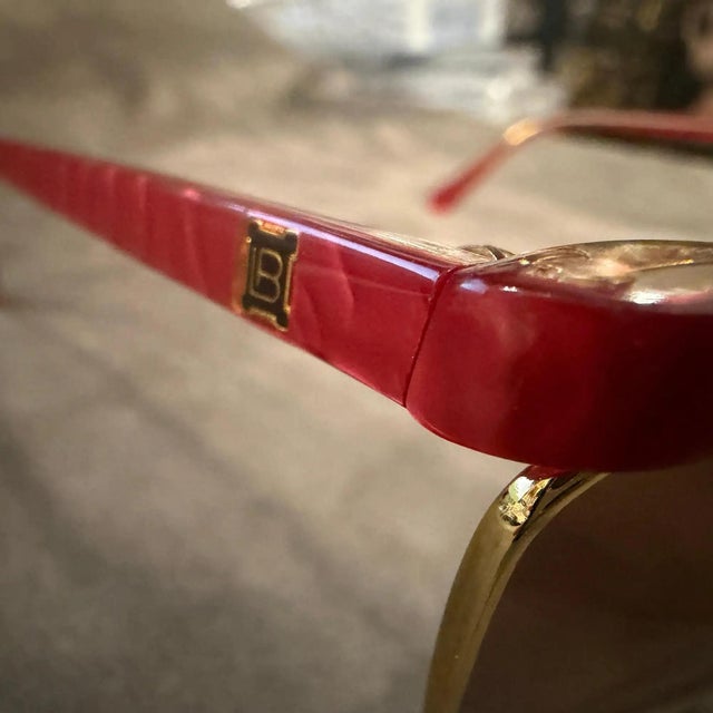 1980s Vintage Red Acetate Oversized Cat-Eyes Sunglasses by Laura Biagiotti For Sale - Image 4 of 12