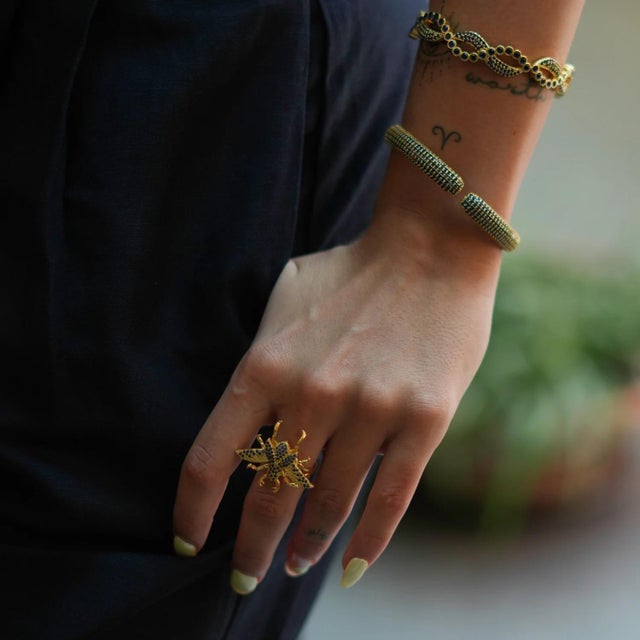 Queen Bee Sapphire & Gold Chunky Ring, Size 4 For Sale - Image 4 of 6