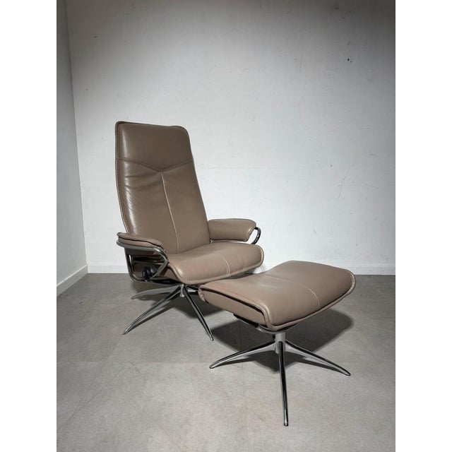 Beautiful Stressless City High-Back recliner by Ekornes, complete with its matching ottoman. This sleek, modern model...