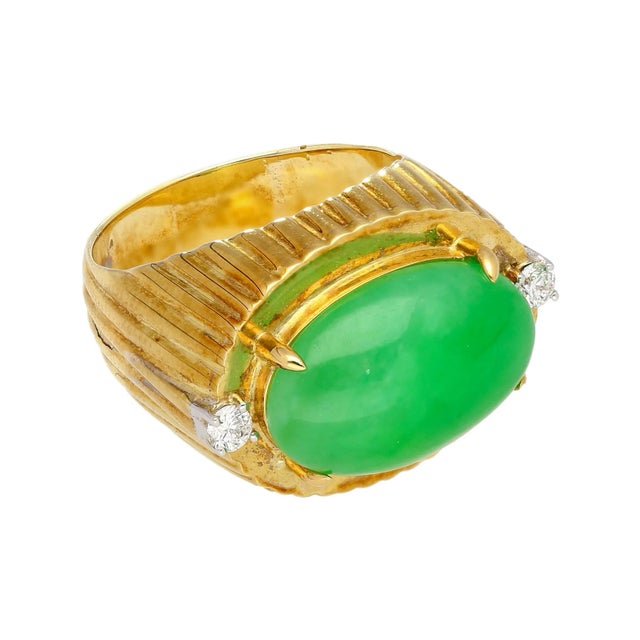 Early 21st Century 9.40 Carat Type A Fei Cui Jadeite Jade and Diamond Ring in Textured 18K Gold, Size 7 For Sale - Image 5 of 6