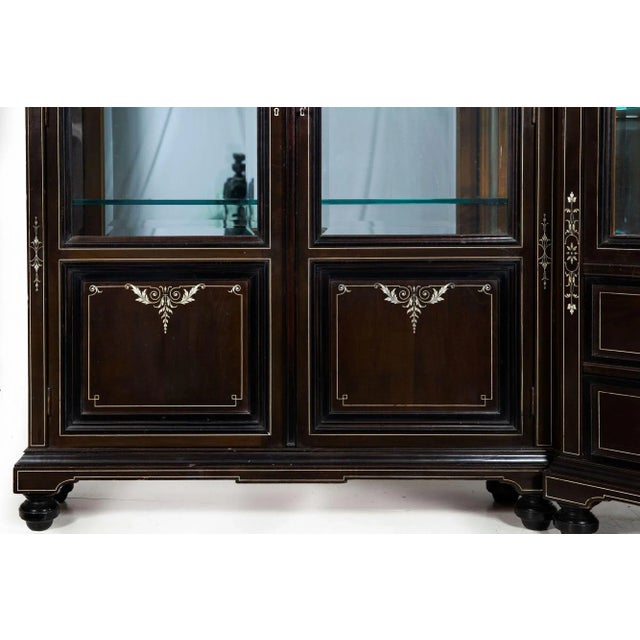 German Edwardian Ebony and Inlaid Two-Part Corner Display Cabinet Circa 1900 For Sale - Image 6 of 12