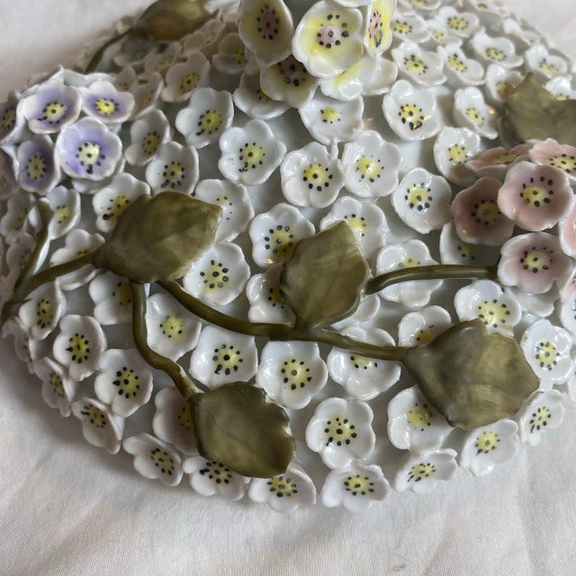 Early 20th Century Meissen Schneeballen Snowball Covered Flowers Bowl Encrusted For Sale In Palm Springs - Image 6 of 12