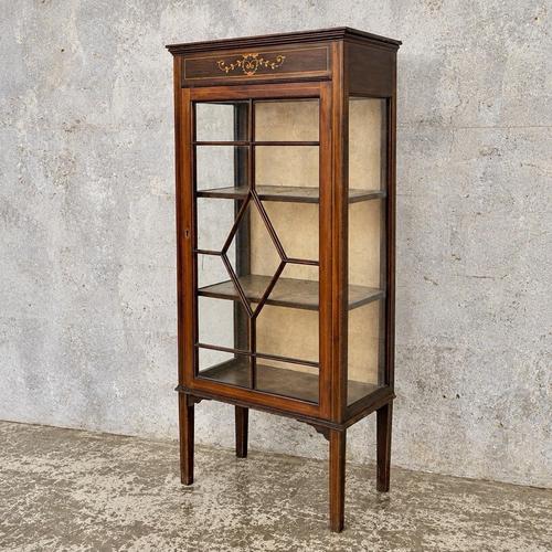 Details Style: Edwardian / Traditional Antique Period: Early 20th century, circa 1900–1915 Material: Mahogany-toned timber...