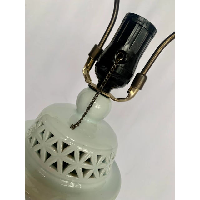 Mid-Century Vintage Chinoiserie Reticulated Porcelain Blanc De Chine Table Lamp For Sale - Image 10 of 13