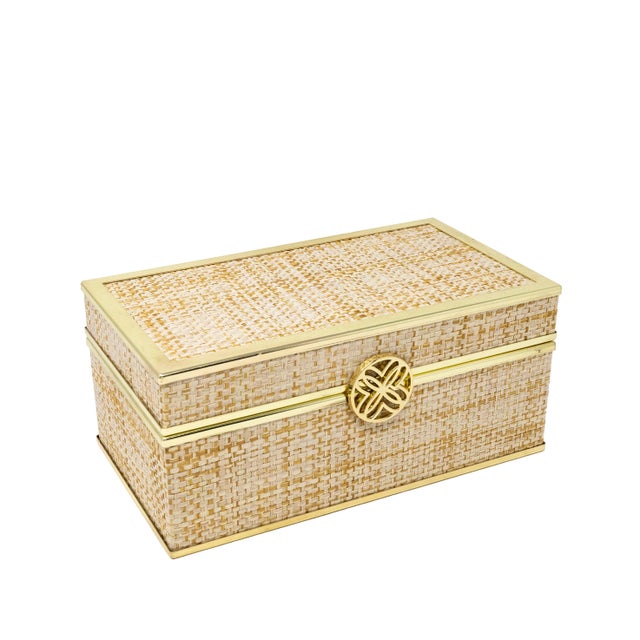 Experience the timeless elegance and resort-inspired sophistication of the Lilly Pulitzer Gold Raffia Jewelry Box. Crafted...