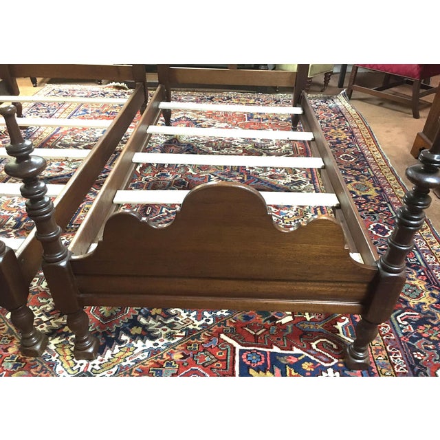 Pair American Sheraton Mahogany Twin Beds With Fancy Scalloping & Turned Posts For Sale In Savannah - Image 6 of 11