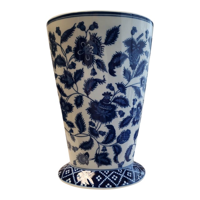 20th Century Chinese Footed Vase For Sale