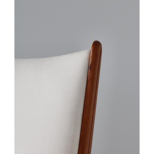 Wood Swedish Cabinetmaker Sofa in Pinewood & White Vägen Linen for Svenskt Tenn, 1940s For Sale - Image 7 of 18