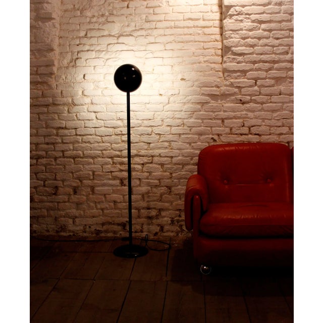 This UFO floor lamp is made from iron with a spherical fixed lamp shade. Up to 250V (Europe/UK Standard).