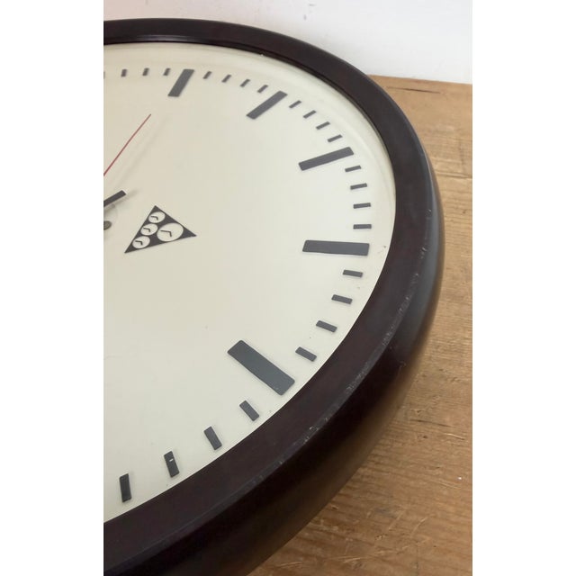 Industrial Bakelite Factory Wall Clock from Pragotron, 1970s For Sale - Image 14 of 18