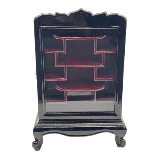 Vintage Chinoiserie Lacquered Wood Tabletop Display Cabinet / Mini Altar Shelf For Sale