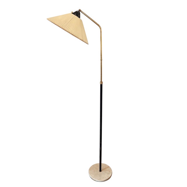This floor lamp was made in Italy in the 1950s. Made to a classic midcentury design in brass, metal and with a travertine...