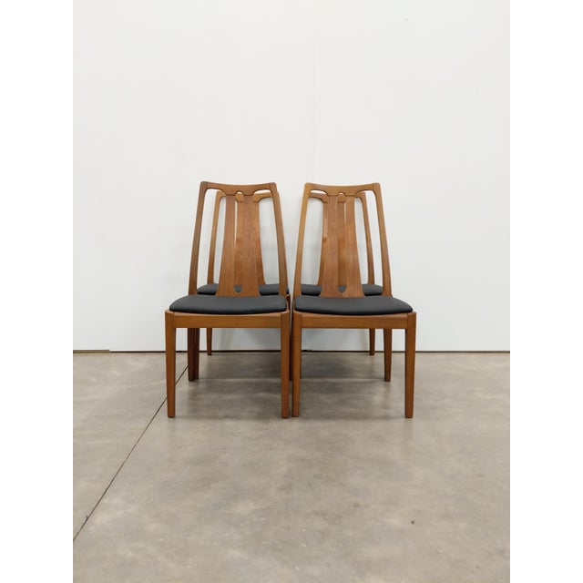 Set of 4 authentic vintage mid century modern dining chairs. By Parker Knoll (unmarked.). This set is in excellent...