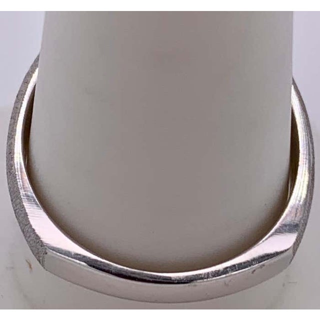 2010s 14 Karat White Gold Brushed Finish Diamond Cluster Fashion Ring 1.50 Tdw For Sale - Image 5 of 12
