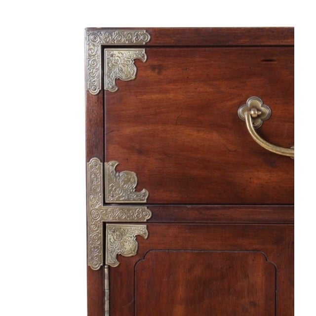 Vintage 1970s Henredon Chinoiserie Campaign Bachelor's Chest / Cabinet With Brass Hardware For Sale In Atlanta - Image 6 of 8