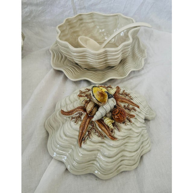 Fitz & Floyd "Shell" Soup Tureen W/Lid, Laddle, & Underplate a Set For Sale In Palm Springs - Image 6 of 12