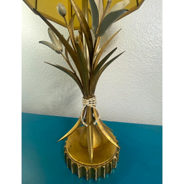 1960s Safran & Glucksman Italian Hollywood Regency Tole Table Lamp & Shade Gold & Beige For Sale - Image 4 of 11