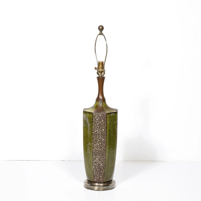 Mid-Century Green & Umber Ceramic Lava Glaze Table Lamp W/ Antiqued Fittings For Sale In New York - Image 6 of 12
