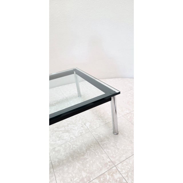 Contemporary Cassina Lc10 Table en Tube Basse Coffee Table Glass Top Chrome Legs Black Base Le Corbusier Pierre Jeanneret Charlotte Perriand For Sale - Image 3 of 13