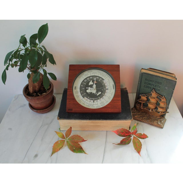 Mid-Century Modern Vintage Seiko Quartz World Time Zone Desk Clock For Sale - Image 3 of 15
