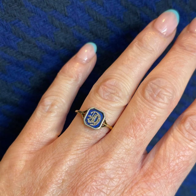 Step into the elegance of the Edwardian era with this distinguished initial ring, a testament to the refinement and...