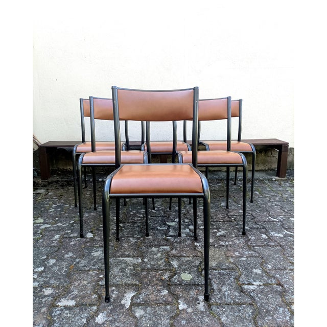 Metal structures for exceptional resistance and leather seats (very rare on this model) for a vintage touch.