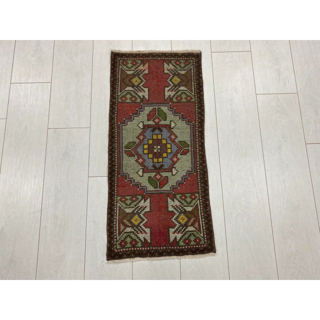 1960s Vintage Red and Light Green Bohemian Rug For Sale In Phoenix - Image 6 of 6